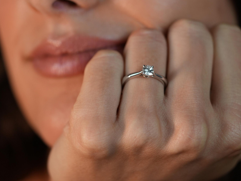 La bague de promesse : histoire, sens et art de bien la choisir